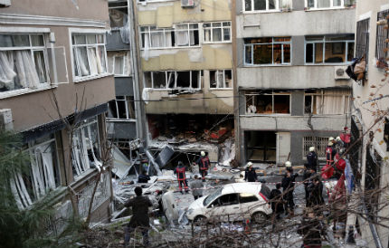 Четирима души пострадаха при взрив в Истанбул