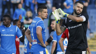 Капитанът на Левски Божидар Митрев говори пред колегите от