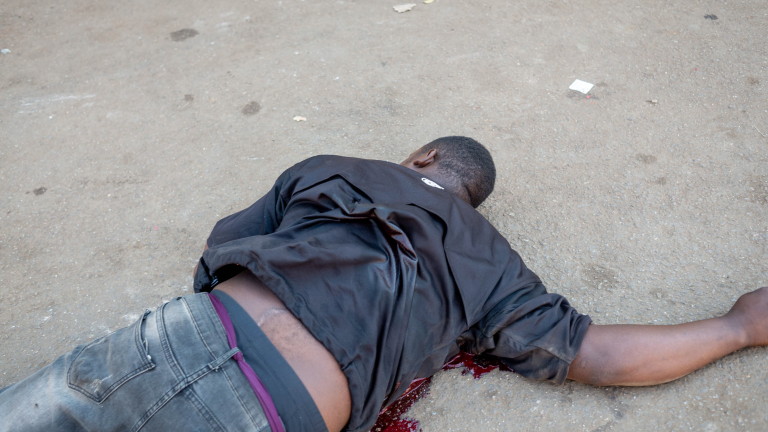 Един човек е убит, след като армията на Зимбабве откри