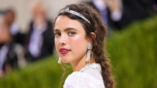 Бляскави устни ярки очни линии пъстри нокти цветовете се