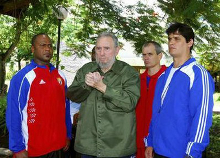 Фидел Кастро облече военната си риза