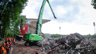 Продължава демонтажът на стадион Българска армия Последните кадри от птичи