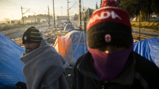 Гърция започна да премества мигрантите от македонската граница 