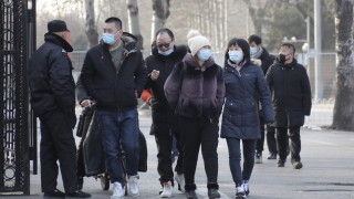 Хиляди хора чакат на опашки в Пекин за ваксиниране срещу