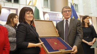 Караянчева и Сасоли почетоха с изложба 140 г. от Търновската конституция