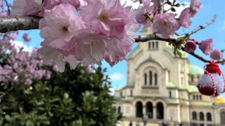 През деня ще бъде предимно слънчево с временни увеличения на
