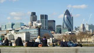 Потребителските разходи във Великобритания падат вече трети месец поред съобщава