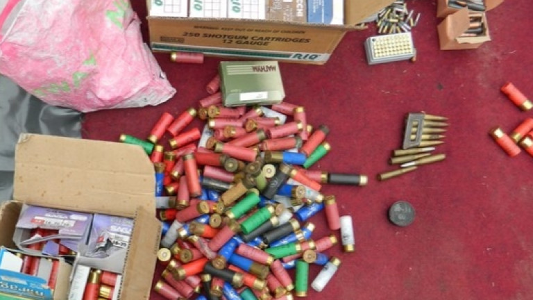 Криминалисти на ОДМВР-Враца иззеха голямо количество незаконно оръжие и боеприпаси.