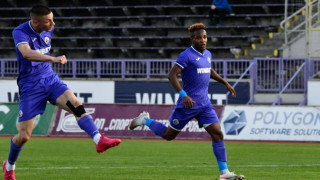 Етър е единственият клуб в челото във Втора лига който