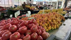 Основните храни и повечето плодове поскъпват