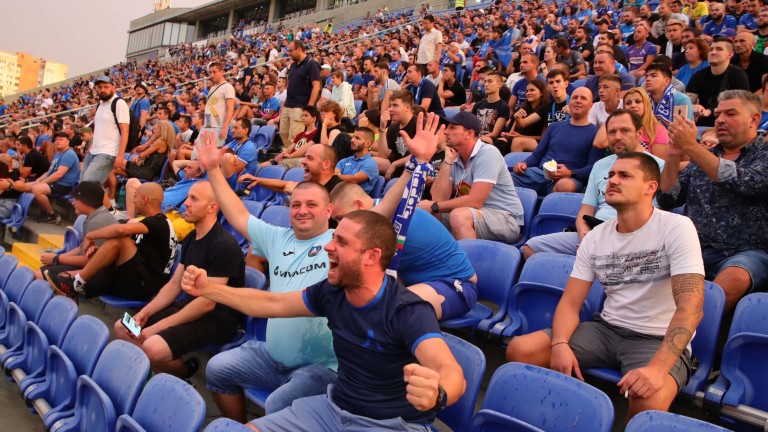 Хиляди фенове драха гърла за Левски на "Герена" по време на мача с ПАОК