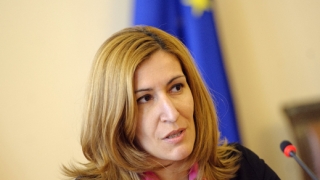 Не чертайте апокалипсис за туризма, призова Ангелкова