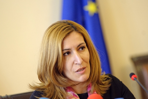 Не чертайте апокалипсис за туризма, призова Ангелкова