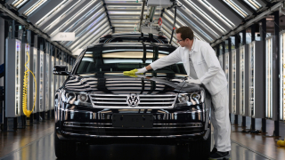 Volkswagen гони Tesla и изглежда настига бързо конкурента си