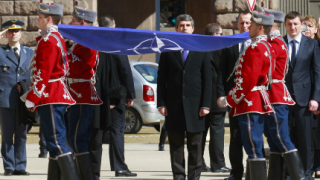 Издигнахме флага на НАТО в чест на 11 години членство