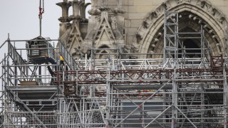 Започна демонтажът на скелето на стрелата на парижката катедрала Нотр