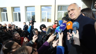 Лидерът на ГЕРБ Бойко Борисов гласува с хартиена бюлетина По трудно