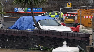 Мъж хвърли бензинови бомби с прикрепени фойерверки към център за