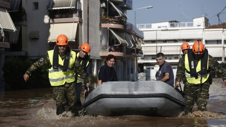 Τα σωστικά συνεργεία απομακρύνουν τους πλημμυροπαθείς από την Ελλάδα με βάρκα