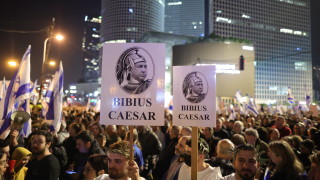 Бившият израелски министър председател Яир Лапид се присъедини към ститиците хиляди