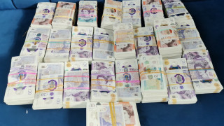 Митнически служители откриха недекларирани 210 000 евро и 120 000