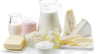 Цените на млечните продукти в света спадат пети пореден месец