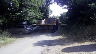 Камион изсипа пръст върху дюните на плаж Корал