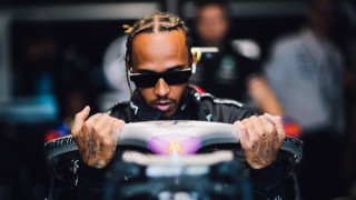 Пилотът на Мерцедес Люис Хамилтън разкритикува остро съветника на Ред