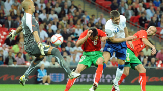 Нашите "юнаци" загряли с два кашона уиски за Черна гора