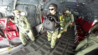 Морският разузнавателен отряд проведе над 300 парашутни скока