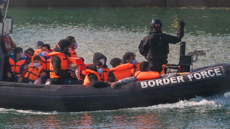 Отношението на Великобритания към мигрантите, пристигащи с лодки от Северна