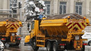 370 машини са обработвали пътищата през нощта за да се