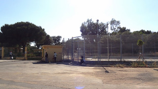 Първият център за бежанци от затворен тип у нас вече