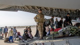 Хиляди чакат евакуация на летището в Кабул, има риск от терористични атаки