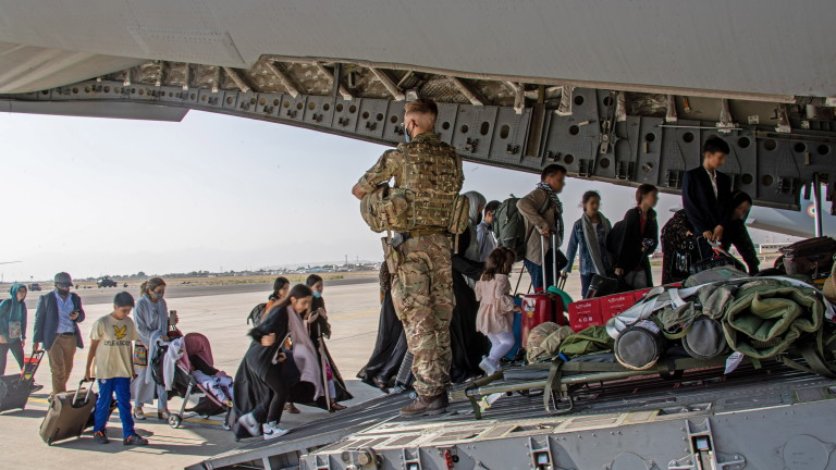 Хиляди чакат евакуация на летището в Кабул, има риск от терористични атаки  