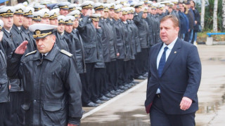С около 10% са увеличени заплатите на военните, отчете Каракачанов