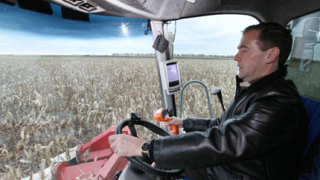 Путин и Медведев умуват как да си поделят 10 т царевица 
