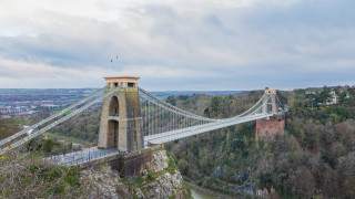 Британската полиция започна издирване след като два куфара за които