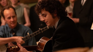 С Напълно непознат Холивуд продължава поредицата от биографични филми посветени