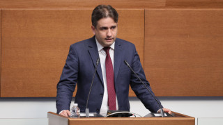 Цветни сънища, наслада и хора с кристални сърца в спор за Правилника на НС