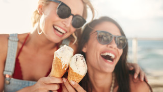 Има няколко неща с които неизбежно свързваме лятото Плаж море