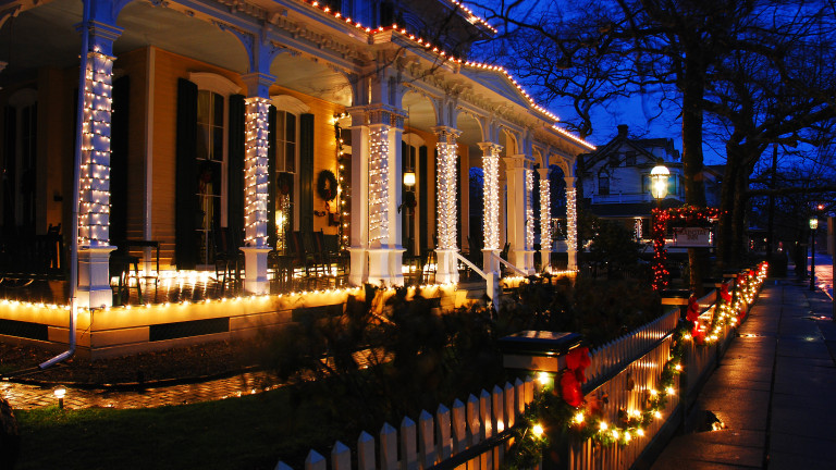 Най-красивата спирка в София със страхотна коледна украса