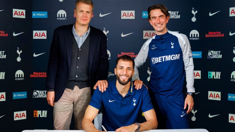 Тотнъм преподписа с основен полузащитник