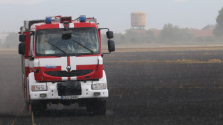 Сухи треви и храсти горят край софийското село Реброво