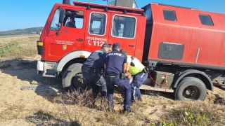 Задържаха кемпера на германеца, затънал в пясъка на Шофьорския плаж