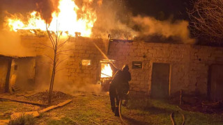 Най малко четирима души са пострадали при нощна атака с безпилотни