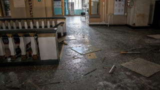 Най малко 13 души са били ранени когато отломки от свалена