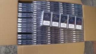Отриха 60 000 къса нелегални цигари в кола по време