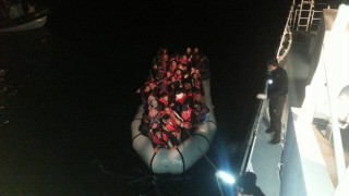 Осем души са загинали след като лодка с мигранти е