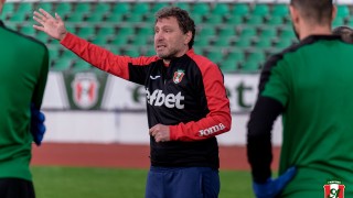 Изключително грозни сцени се случиха по време на приятелската среща